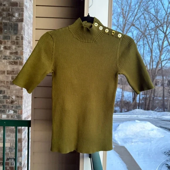 🆕 Elie Tahari Olive Green Ribbed Knit Top Gold Button Detail Short Sleeve Size M - Picture 3 of 13